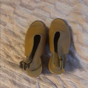 Lucky Brand Tan Sandals Minimalist Design